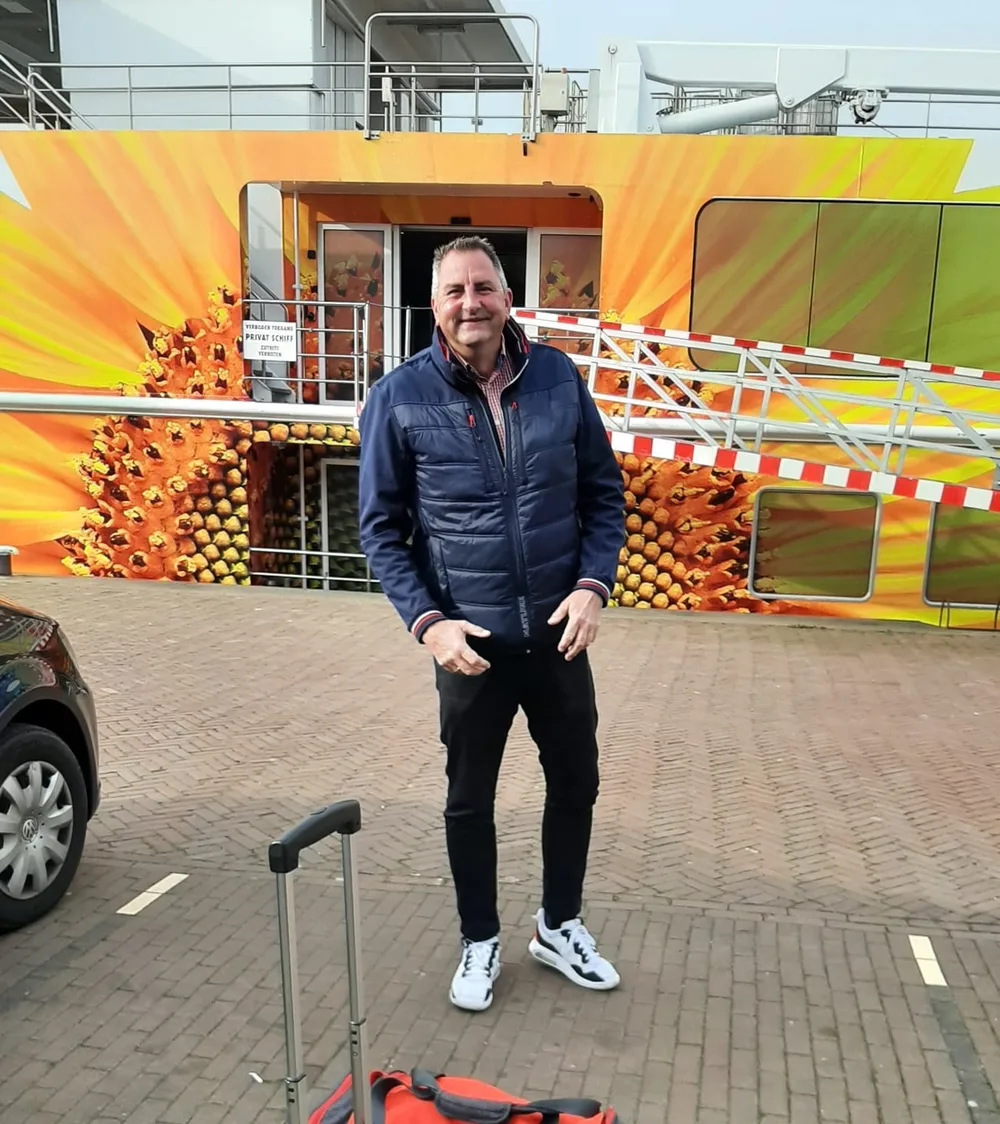 René voor het schip MPS de Zonnebloem, waar hij een paar keer per jaar als staflid meevaart